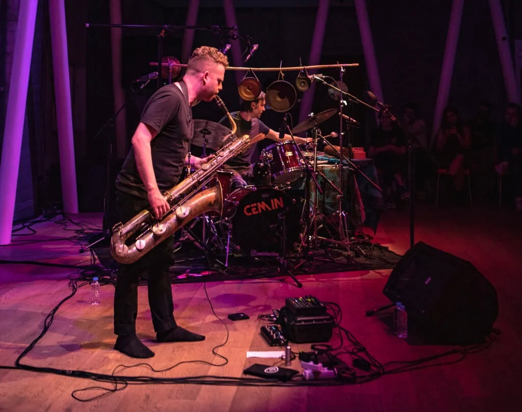 Berke Can Özcan playing live with Jonah Parzen-Johnson in 2022 at Borusan Müzik Evi in Istanbul